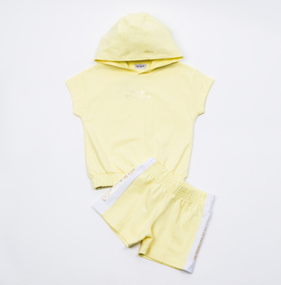 Σετ σορτς TRAX, μπλούζα με κουκούλα και σορτς σε χρώμα κίτρινο.
