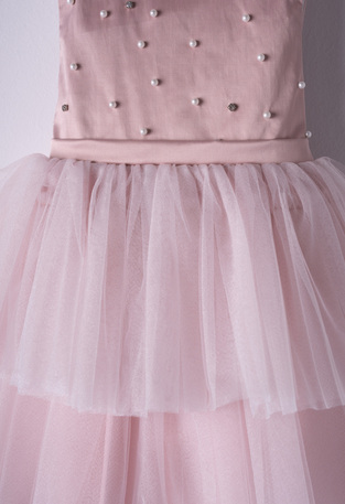 Φόρεμα σατέν ΕΒΙΤΑ σε ροζ χρώμα με τούλινο τελείωμα.