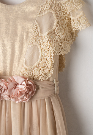 Φόρεμα ΕΒΙΤΑ σε χρώμα μπεζ με ασορτί ζώνη μέσης.