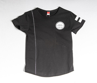 T-shirt JOYCE σε μαύρο χρώμα με λεπτομέρεια λευκών γραμμώσεων.