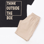 Σετ σορτς TRAX σε μαύρο με μπεζ χρώμα και τύπωμα  "ΤΗΙΝΚ ΟUTSIDE ΤΗΕ ΒΟΧ" στο μπροστινό μέρος.