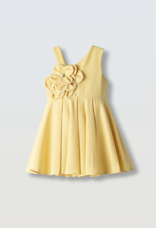 Φόρεμα ΕΒΙΤΑ σε χρώμα κίτρινο, με διακοσμητικό τρισδιάστατο λουλούδι στο μπροστινό μέρος.