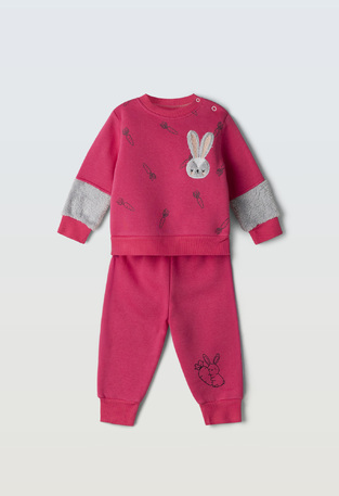 Σετ φόρμας ΕΒΙΤΑ με στρογγυλή λαιμόκοψη, σε φούξια χρώμα.