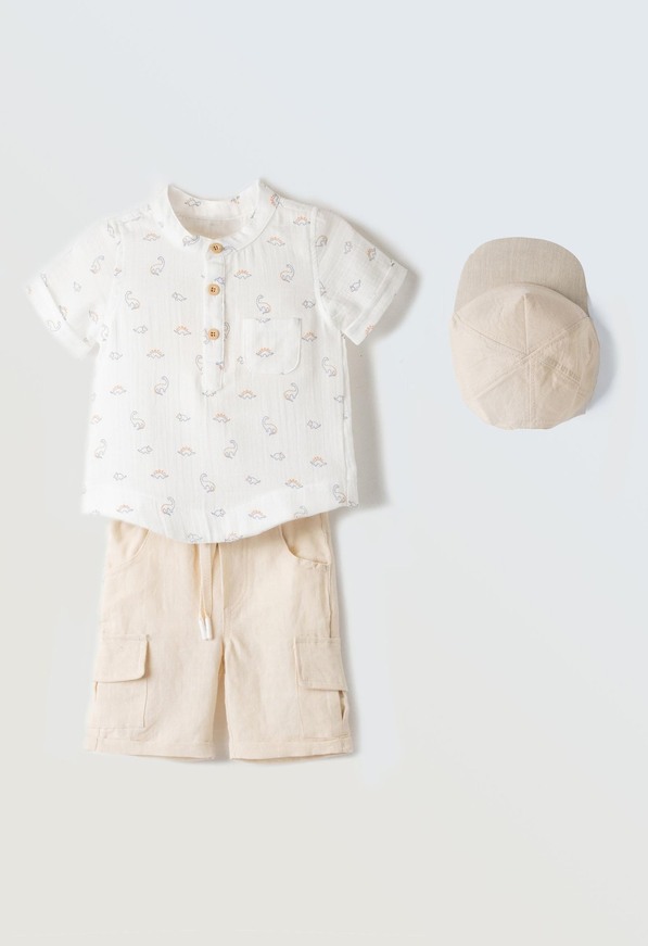 Σετ 2 τεμ. HASHTAG, λευκή κοντομάνικη μπλούζα με all over τύπωμα δεινοσαύρους, βερμούδα και ασορτί καπέλο.