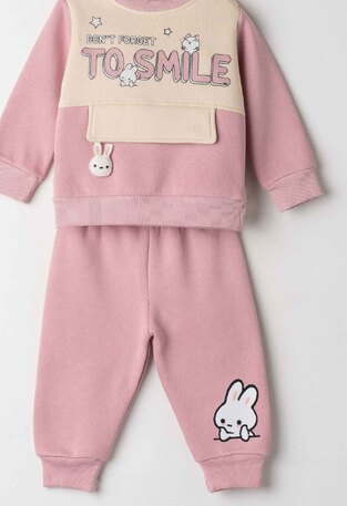 Σετ φόρμας ΕΒΙΤΑ σε ροζ-μπεζ χρώμα με στρογγυλή λαιμόκοψη.