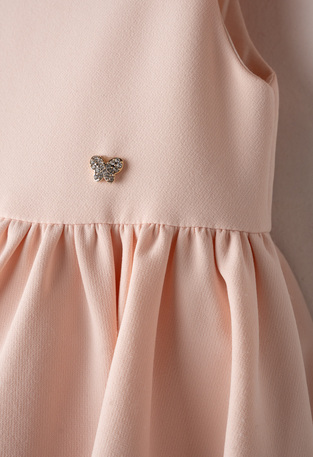 Φόρεμα ΕΒΙΤΑ σε χρώμα ροζ, με πλισέ τελείωμα.