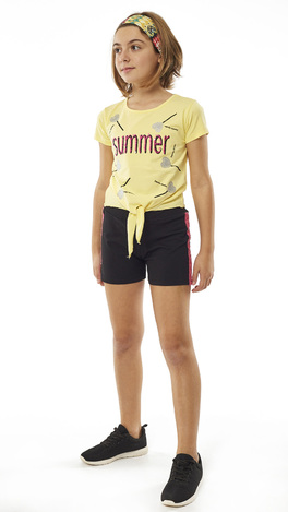 Σετ σόρτς EBITA, μπλούζα με κοντό τελείωμα σε κίτρινο χρώμα και σόρτς σε χρώμα μαύρο με πλαϊνό ευθύγραμμο φούξια χρωματισμό.