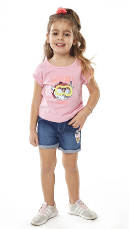 Σετ σόρτς ΕΒΙΤΑ, μπλούζα με ανάγλυφο τύπωμα σε ροζ χρώμα και σορτσάκι από ελαστικό τζην με κέντημα από παγιέτες στο αριστερό μέρος και εσωτερικό λάστιχο στη μέση.