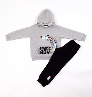 TRAX tracksuit set, sweatpants with elastic waist and gray printed top.