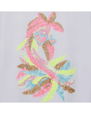 Κοντομάνικη μπλούζα T-shirt BILLIEBLUSH σε λευκό χρώμα με ανάγλυφο τύπωμα στο μπροστινό μέρος.