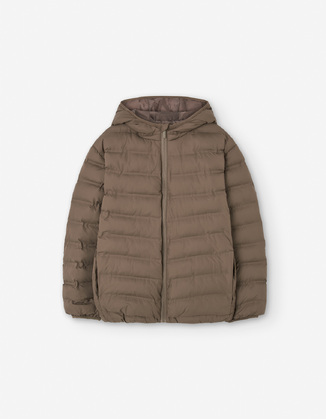 Μπουφάν LOSAN σε σκούρο μπεζ χρώμα με καπιτονέ σχέδιο.