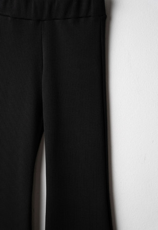 EVITA ribbed leggings in black.