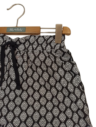 LOSAN shorts set in soft ecru with black.