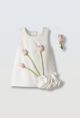 Αμάνικο φόρεμα ΕΒΙΤΑ,σε χρώμα λευκό με τρισδιάστατο σχέδιο με τουλίπες στο μπροστινό μέρος.