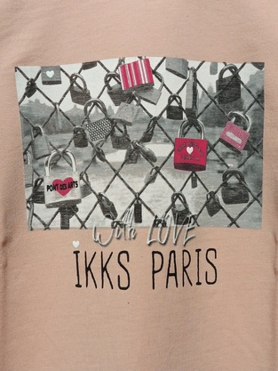 Μπλούζα IKKS σε ροζ χρώμα με ανάγλυφο τύπωμα.
