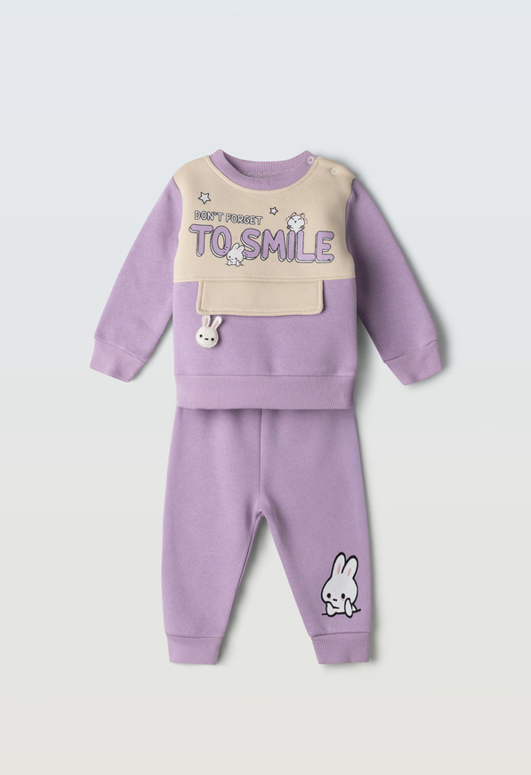 Σετ φόρμας ΕΒΙΤΑ σε λιλά-μπεζ χρώμα με στρογγυλή λαιμόκοψη.