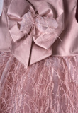 Φόρεμα ΕΒΙΤΑ σε ροζ απαλό χρώμα με εντυπωσιακό φιόγκο στο στήθος.