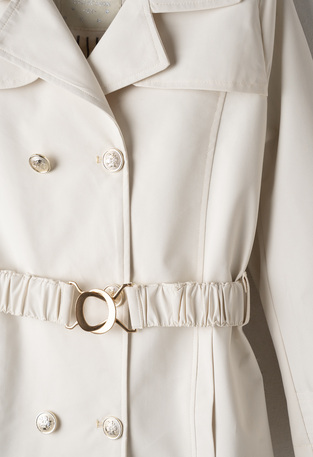 Καμπαρντίνα ΕΒΙΤΑ σε χρώμα εκρού απαλό.