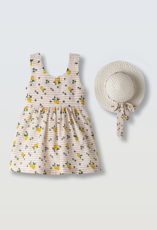 Φόρεμα ΕΒΙΤΑ σε χρώμα ροζ με εκρού απαλό και ασορτί καπέλο.