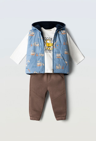 HASHTAG 3-piece tracksuit set with sleeveless jacket.