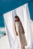 Ολόσωμη φόρμα ΕΒΙΤΑ σε μπεζ μεταλλιζέ χρώμα με λεπτομέρειες από δαντέλα.