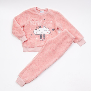 Πιτζάμα fleece TRAX σε χρώμα ροζ με απλικέ κέντημα στο μπροστινό μέρος.