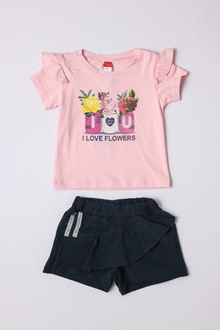 Σετ σόρτς JOYCE, μπλούζα σε ροζ χρώμα με ανάγλυφο τύπωμα και σόρτς αθλητικού τύπου σε χρώμα μπλέ.