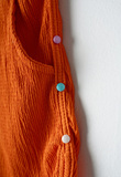 Σετ σορτς ΕΒΙΤΑ σε πορτοκαλί χρώμα με ανάγλυφο τύπωμα τσάντας.