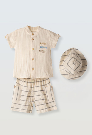 Σετ 2 τεμ. HASHTAG λινό σε χρώμα εκρού, με πουκάμισο βερμούδα και ασορτί καπέλο.