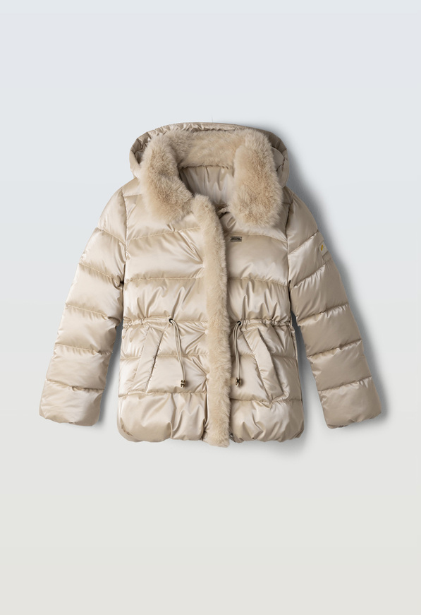 Μπουφάν ΕΒΙΤΑ σε μπεζ χρώμα με γυαλιστερή όψη.