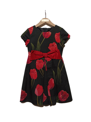 Φόρεμα Lapin House με floral print σε μαύρο χρώμα με λεπτομέρεια μεγάλου κόκκινου φιόγκου στη ζώνη μέσης.