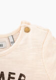 Μπλούζα IKKS από οργανικό βαμβάκι με κοντό μανίκι σε εκρού χρώμα με ανάγλυφο τύπωμα.