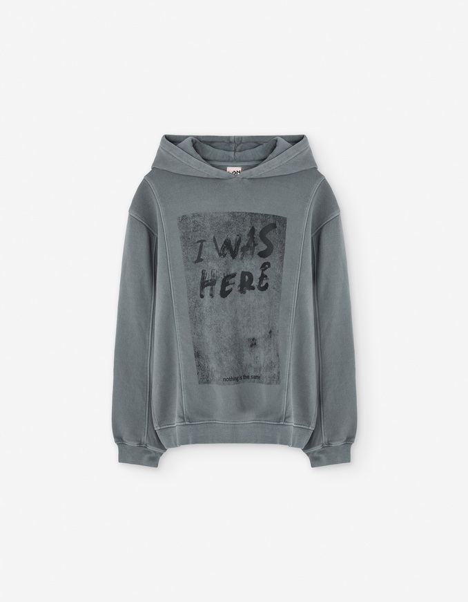 Μπλούζα φούτερ LOSAN σε γκρι χρώμα με ενσωματωμένη κουκούλα.