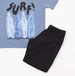 Σετ σορτς TRAX σε μπλε ραφ χρώμα με τύπωμα "SURF" στο μπροστινό μέρος.