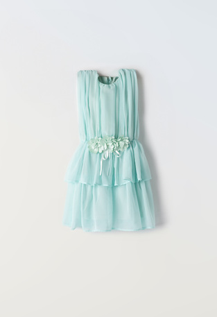 Φόρεμα ΕΒΙΤΑ σε μέντα χρώμα με σχέδιο από βολάν.