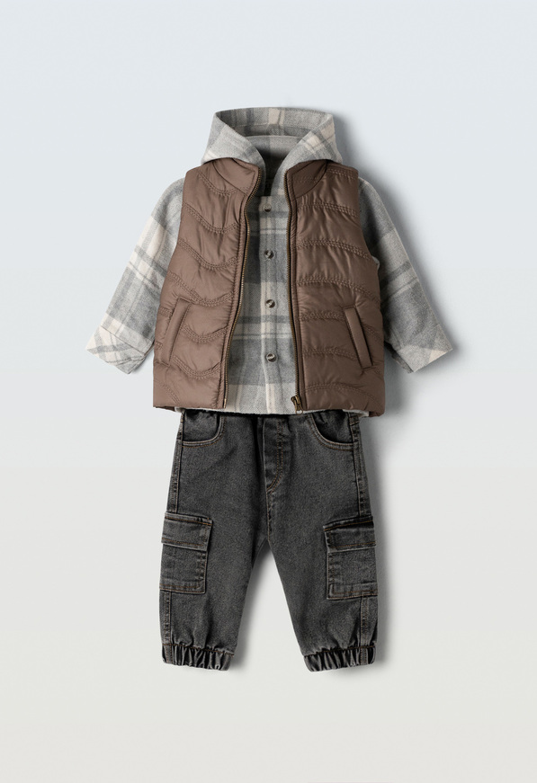 Σετ 3 τεμ. HASHTAG, πουκάμισο με κουκούλα, παντελόνι τζην και μπουφάν αμάνικο σε χρώμα καφέ.
