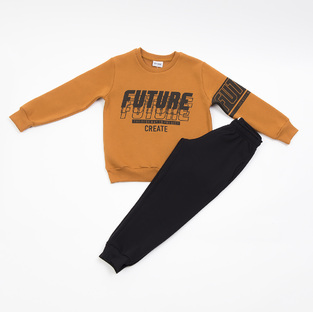 Σετ φόρμας TRAX, μπλούζα σε χρώμα πορτοκαλί με τύπωμα και παντελόνι με λάστιχο στο τελείωμα.