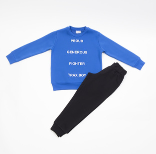 Σετ φόρμας TRAX, μπλούζα σε χρώμα μπλε ρουά με τύπωμα μπογιάς και παντελόνι με λάστιχο στη μέση.