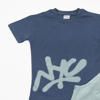 Σετ σορτς TRAX σε μπλε ραφ με μέντα χρώμα και τύπωμα στο μπροστινό μέρος.