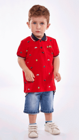 Σετ βερμούδα HASHTAG, μπλούζα polo πικέ σε κόκκινο χρώμα και βερμούδα τζιν.