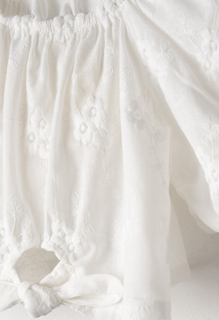 Σετ τζιν παντελόνα ΕΒΙΤΑ, με μπλούζα τοπ σε χρώμα λευκό.