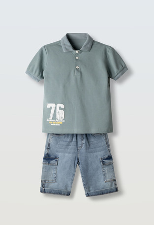 Σετ τζιν βερμούδα HASHTAG, μπλούζα πόλο σε χρώμα βεραμάν.