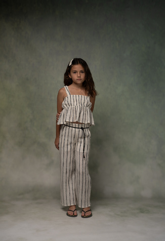 Σετ παντελόνα ΕΒΙΤΑ σε εκρού χρώμα με ριγέ σχέδιο.