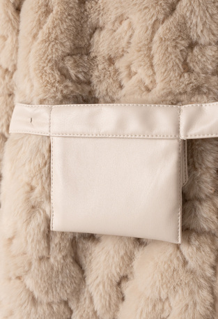 Γούνα ΕΒΙΤΑ σε μπεζ χρώμα με κουκούλα και belt bag.