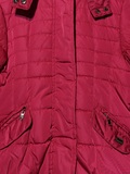 Μπουφάν Ebita σε μπορντώ χρώμα με κουκούλα και δύο εσωτερικές τσέπες στο μπροστινό μέρος.