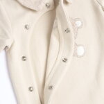 Φορμάκι φούτερ CHICCO σε ανοιχτό μπεζ χρώμα.