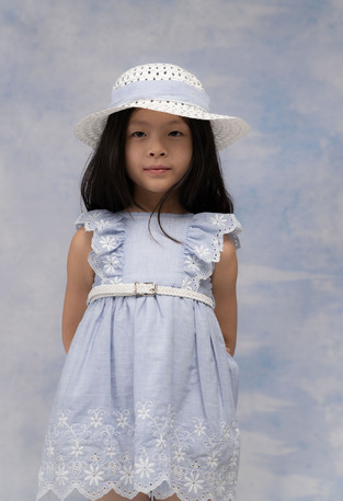 Φόρεμα ΕΒΙΤΑ σε σιέλ χρώμα με ασορτί καπέλο.