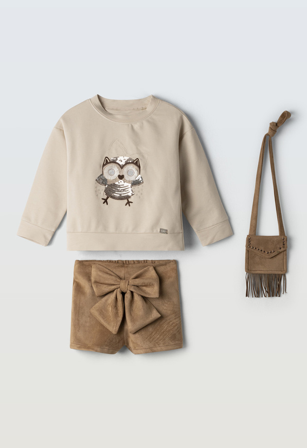 Σετ σορτς ΕΒΙΤΑ με ασορτί τσαντάκι σε εκρού-καφέ χρώμα.