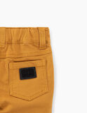 Παντελόνι Ikks από πλεκτό βαμβακερό ελαστικό ύφασμα σε μουσταρδί χρώμα.