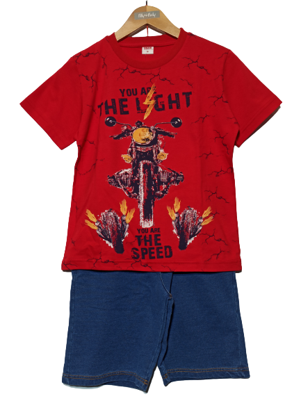 Βαμβακερό σετ Trax, μπλούζα σε κόκκινο χρώμα και βερμούδα σε χρώμα τζιν.